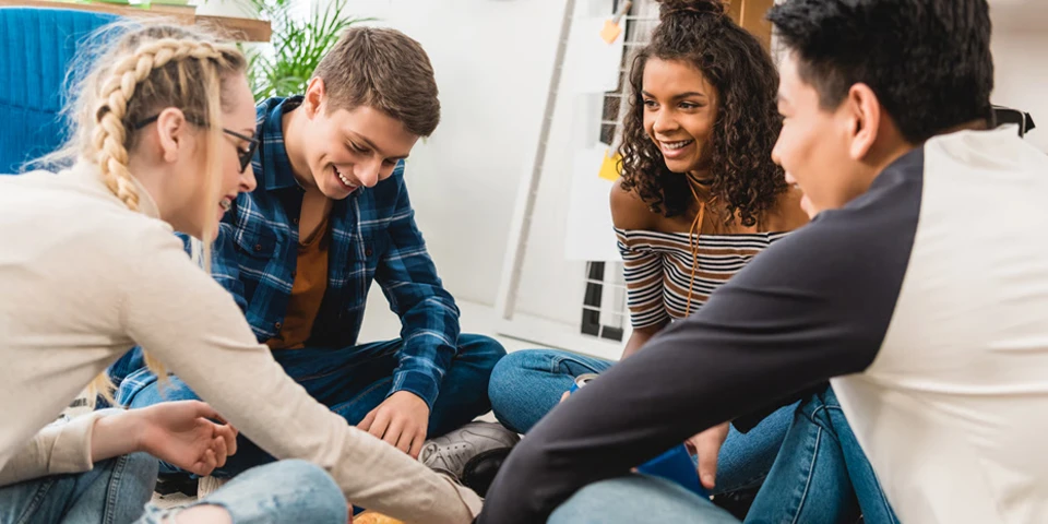 Grupos psicoterapêuticos para socialização de jovens e adolescentes